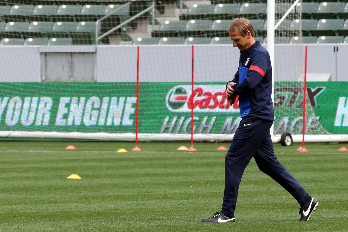 위르겐 클린스만이 2014년 미국 캘리포니아주 카슨 스텁 허브센터에서 시간을 확인하고 있다.