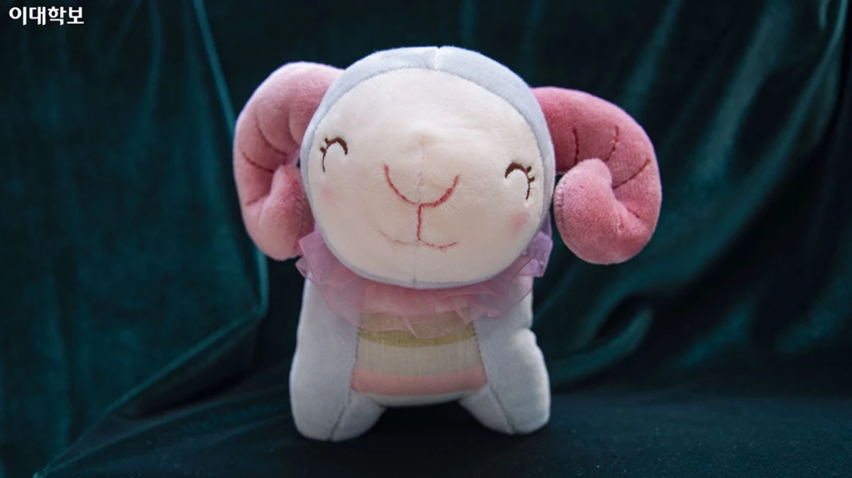 동물 인형의 시작으로 15학번 입학을 기념하는 양 인형이다. / 이하 이대학보 홈페이지