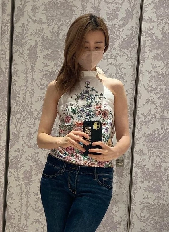 홀터넥 톱을 입은 박하선