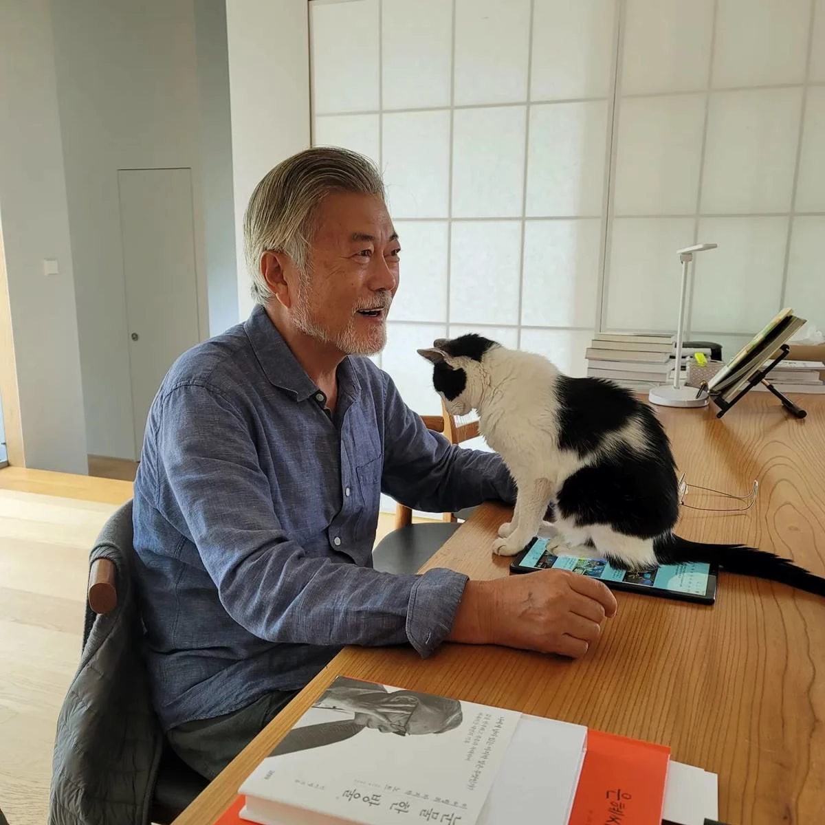 문재인 전 대통령과 반려묘 찡찡이. 사저 곳곳에는 책들이 놓여 있다.