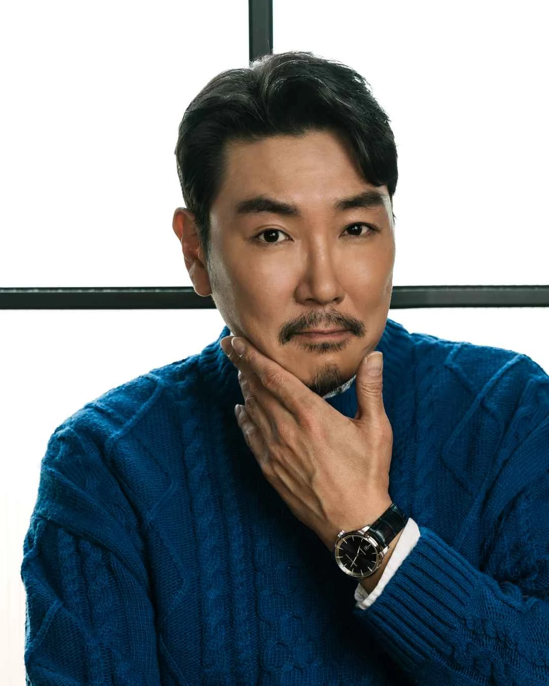 배우 조진웅이 지난 2월 23일 위키트리와 인터뷰를 앞두고 포즈를 취하고 있다. / 이하 플러스엠 엔터테인먼트
