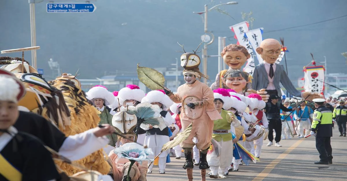 지난 24일부터 3일간 삼사해상공원에서 열린 영덕대게축제 본행사엔 축제 기간 내내 사람들의 활기로 가득 찼다. 사진은 영덕군 강구대게거리 퍼레이드/이하 영덕군