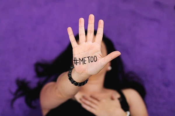 한 여성의 손바닥에 '#METOO(미투)'가 적혀 있다, 기사와 관련 없는 사진 / Fernanda Flugel, Shutterstock.com