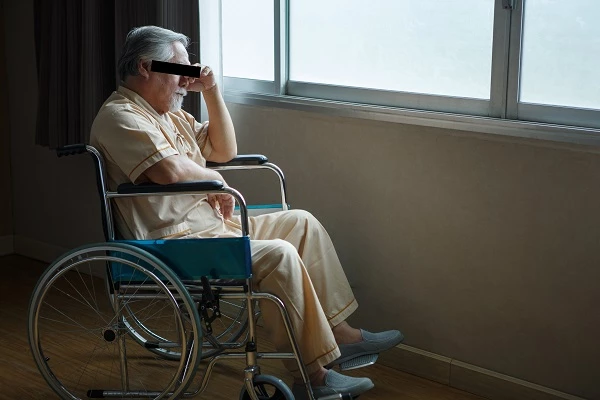 휠체어에 앉아 창밖을 바라보는 할아버지, 기사와 관련 없는 사진 / Iammotos, Shutterstock.com