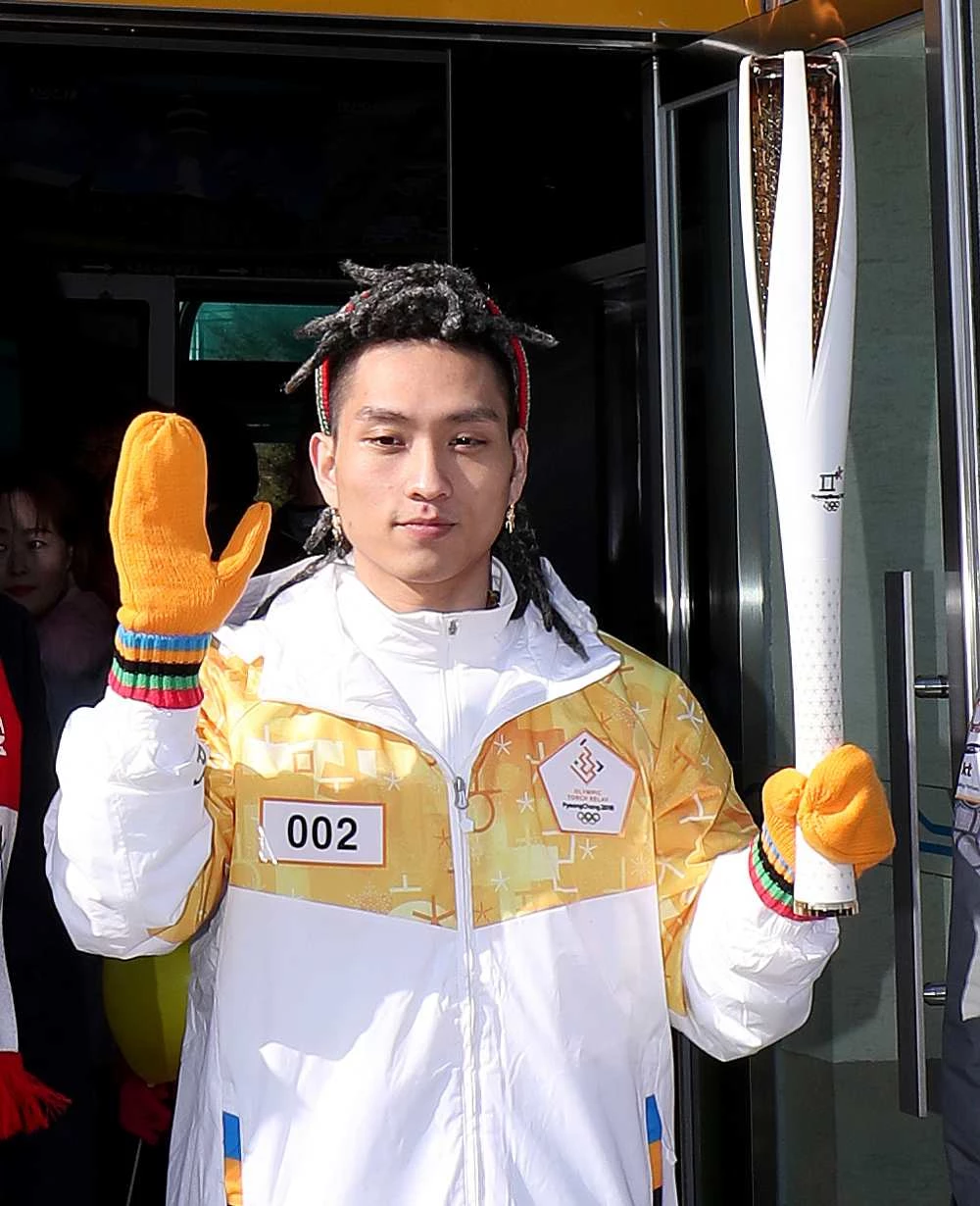 래퍼 씨잼이 2018년 2월 6일 강원도 동해시 묵호역에서 진행된 2018 평창동계올림픽 이색 성화 봉송행사에서 기념 촬영을 하고 있다. / 뉴스1