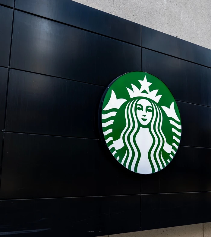 스타벅스 매장에 걸린 로고 / JHVEPhoto-Shutterstock.com