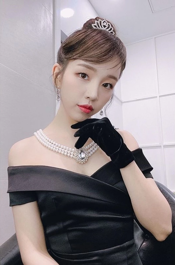 백아연이 블랙 드레스를 입고 셀카를 찍고 있다. / 백아연 인스타그램