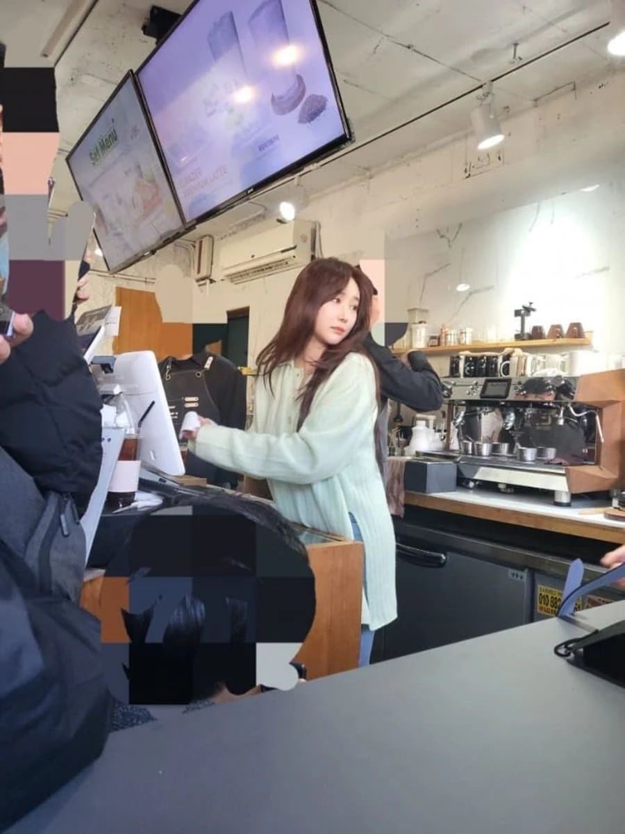 카페 포스기 앞에서 주문받는 민영 / 온라인 커뮤니티 '에펨코리아'