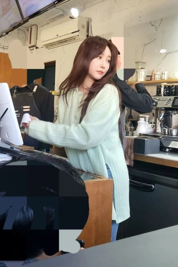 카페 사장 된 민영의 모습이 포착되며 업종 변경설이 불거졌다. / 이하 온라인 커뮤니티 '에펨코리아'