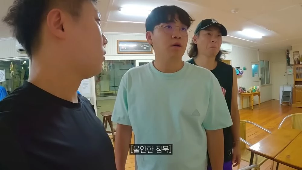 생각에 잠긴 멤버들