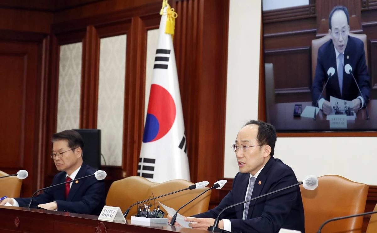 추경호  경제부총리 겸 기획재정부 장관이 6일 오전 비상경제장관회의에서 모두 발언을 하고 있다. 왼쪽에는 이정식 고용노동 장관이 앉아있다. / 뉴스1