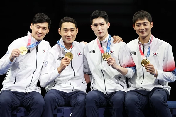 왼쪽부터 구본길, 김정환, 김준호, 오상욱이 2021년 '2020 도쿄올림픽' 펜싱 남자 사브르 시상식에서 금메달을 목에 걸고 있다. / 뉴스 1