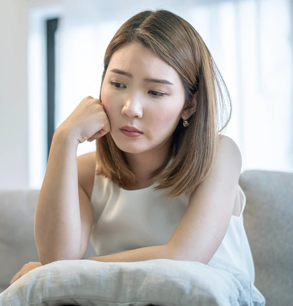 고민에 빠진 여성. (참고 사진) /Basicdog-shutterstock.com