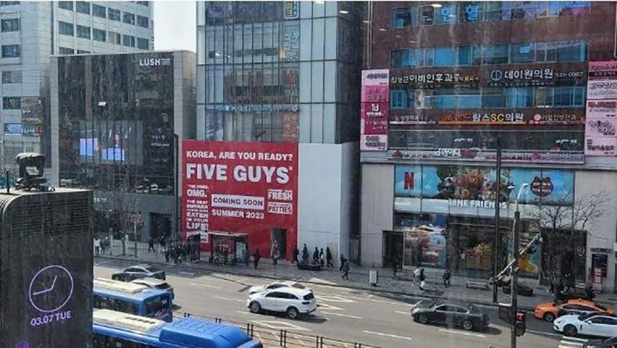 인터넷에 올라온 사진을 보면 한화갤러리아는 파이브가이즈가 들어설 건물에 임시 가림막을 설치하고 본격적인 공사를 시작한 것으로 보인다. / 포모스
