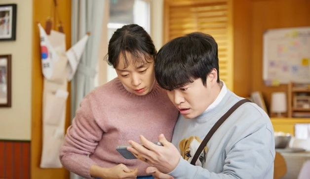 '일타 스캔들' 남행선(전도연)과 그의 동생 남재우(오의식) / tvN 제공