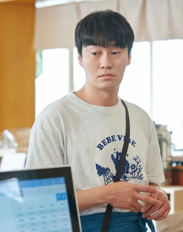 발달장애인이 근무하는 '베어베터' 회사에서 만든 티셔츠를 입고 방송에 출연한 오의식 / 이하 오의식 인스타그램