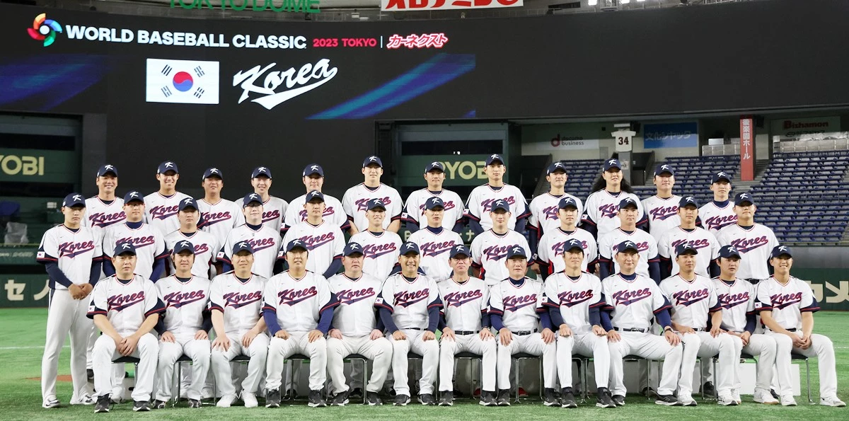 WBC 한국 대표팀이 단체 사진을 찍고 있다.