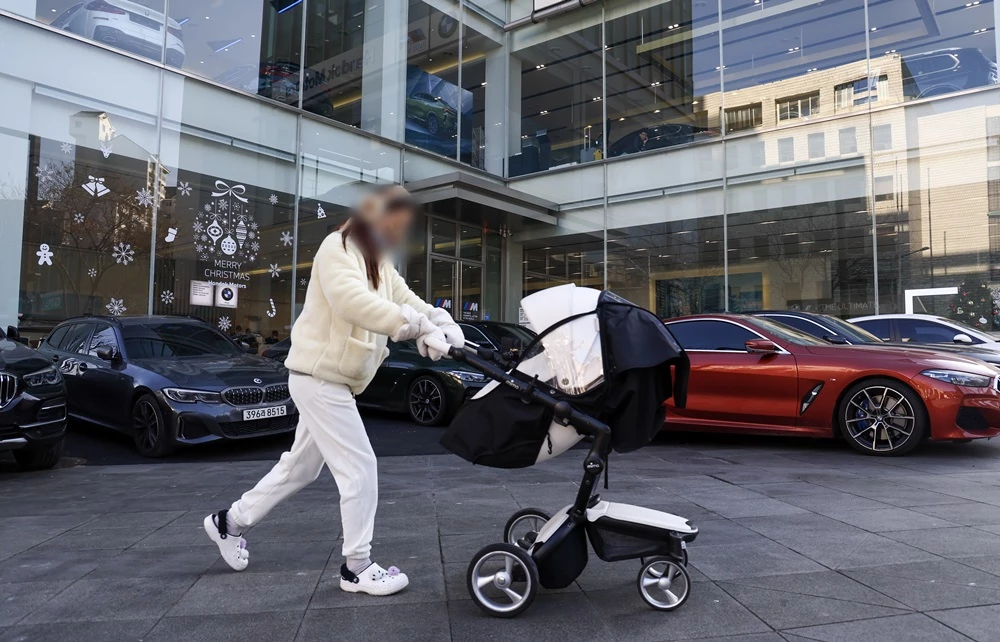 화자는 단짝친구가 아기를 낳고 나서부터는 만나기 힘들어져 일을 하다 짬을 내서 나와야 할 만큼 오랜만에 본다고 소개했다.  / 이하 연합뉴스