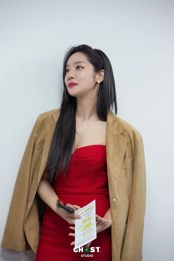이하 배우 차주영 소속사가 시상식 비하인드 사진을 공개했다. / 이하 차주영 소속사 고스트 스튜디오
