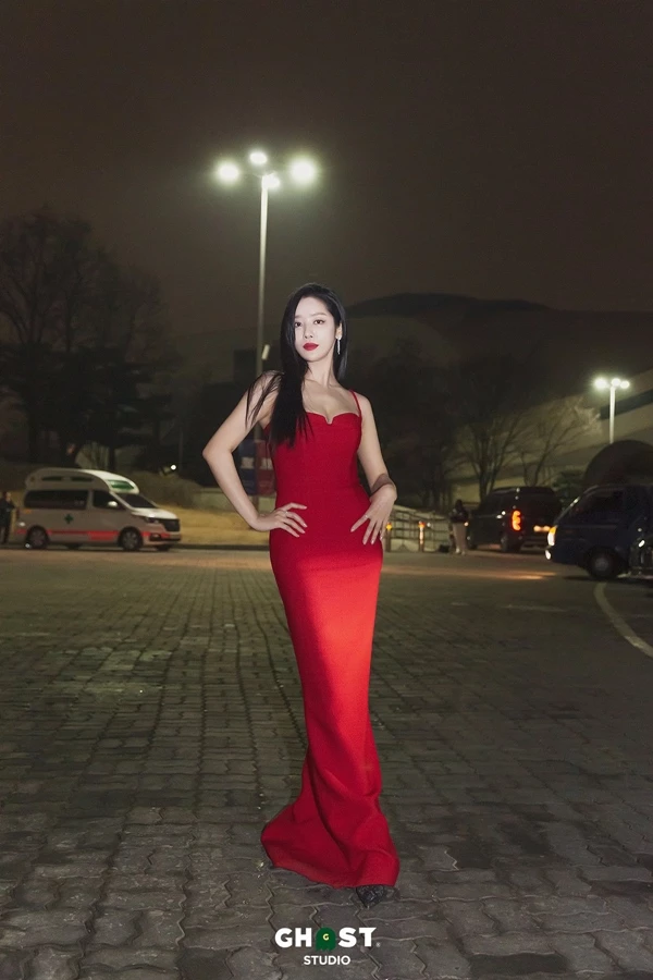 이하 차주영이 레드 드레스를 입고 주차장에서 포즈를 취하고 있다. / 이하 차주영 소속사 고스트 스튜디오