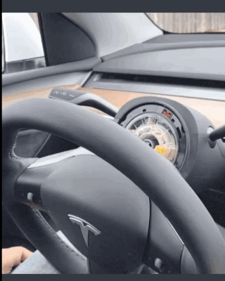 운전대 기둥에서 분리된 핸들(스티어링 휠)의 모습 / 트위터