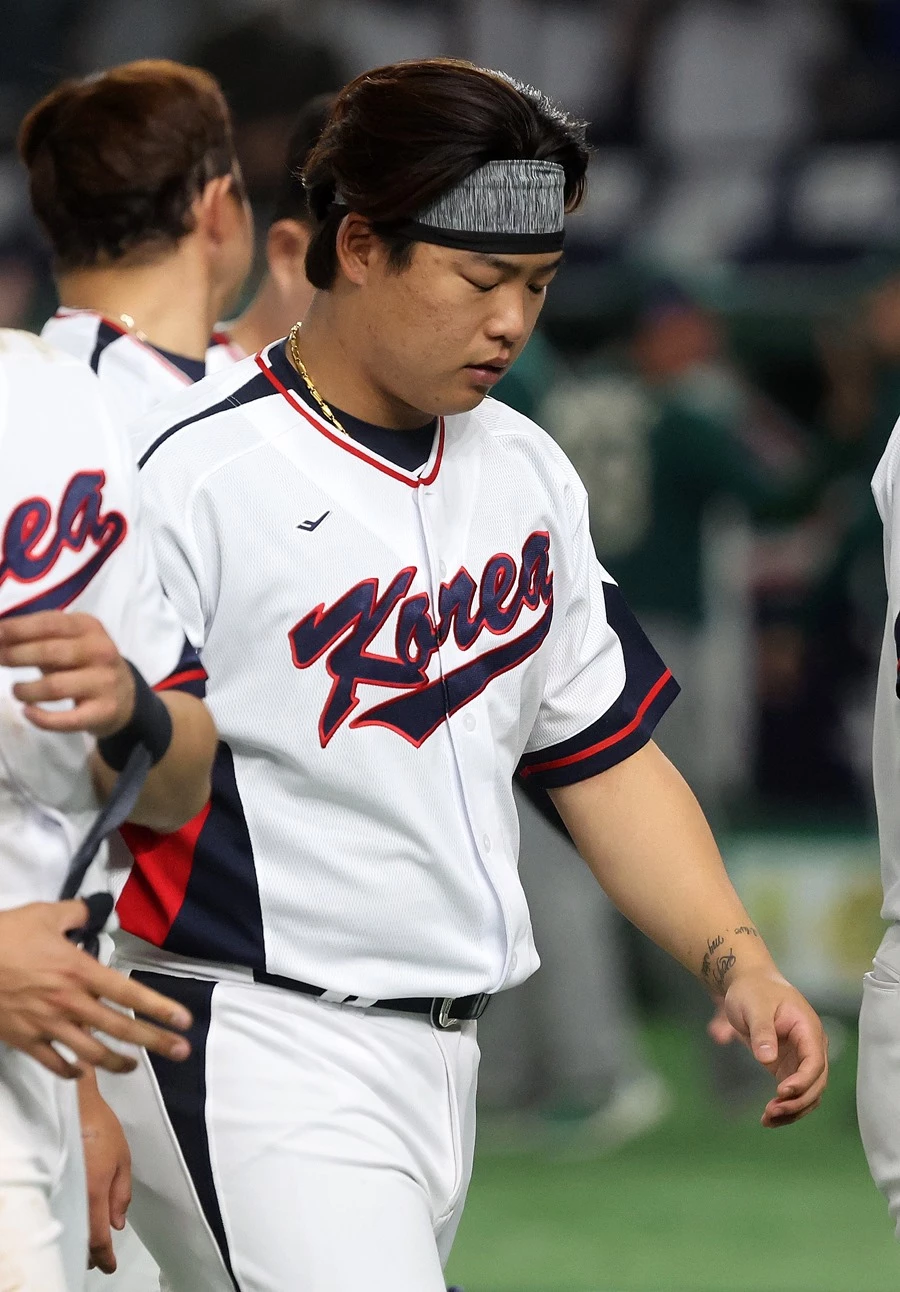 강백호가 9일 오후 일본 도쿄돔에서 열린 2023 월드베이스볼클래식(WBC) B조 1라운드 대한민국과 호주의 경기에서 7대8로 패배한 뒤에 고개를 떨구며 그라운드를 빠져나가고 있다. / 뉴스1