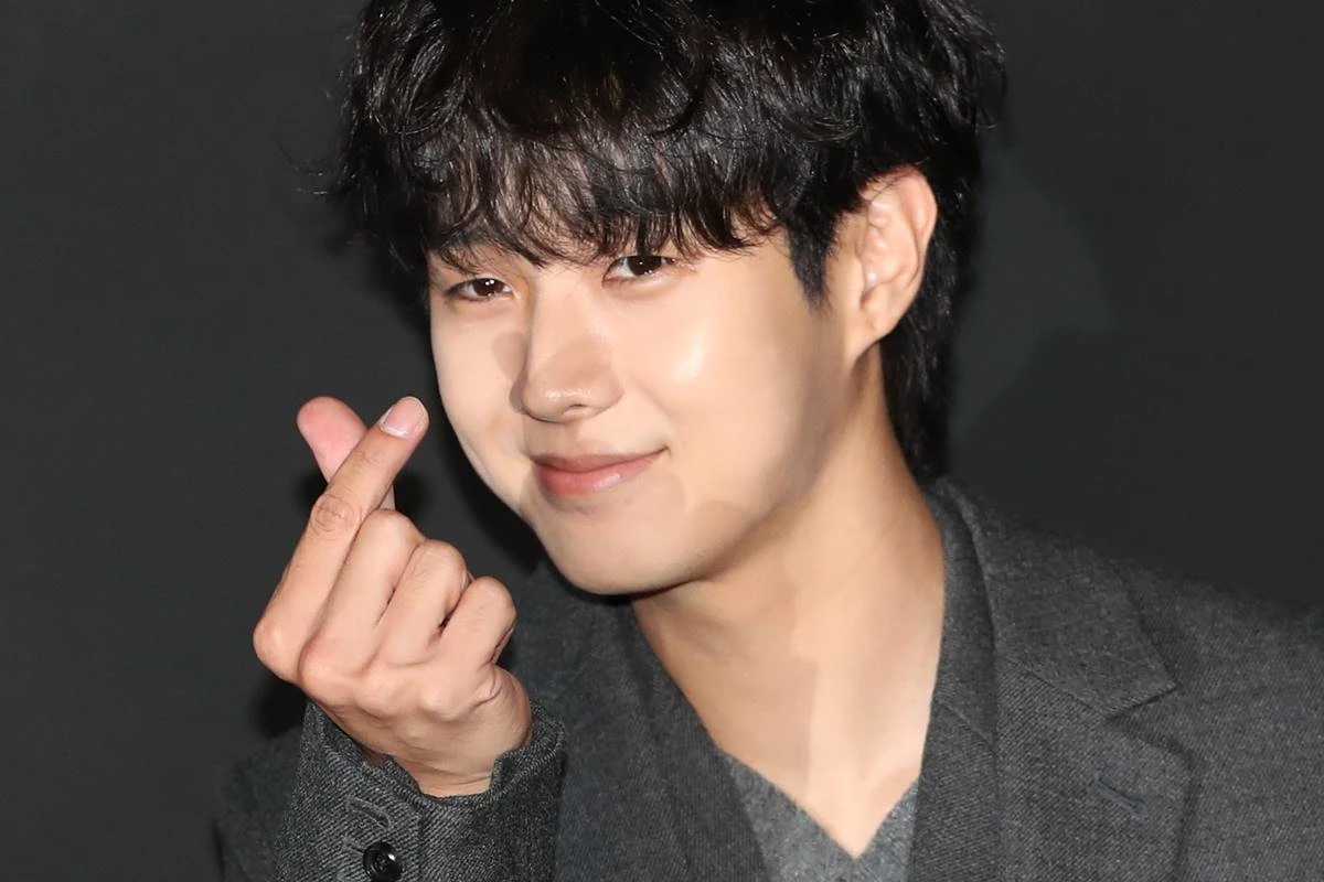 뷔와 함께 인턴으로 활약 중인 배우 최우식
