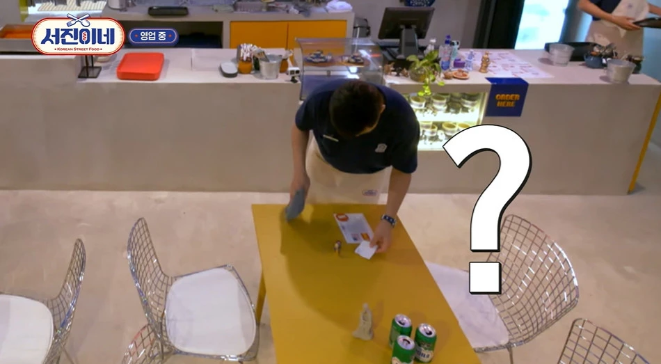 테이블 치우다 의문의 쪽지 발견한 사장 이서진 / 이하 tvN '서진이네'