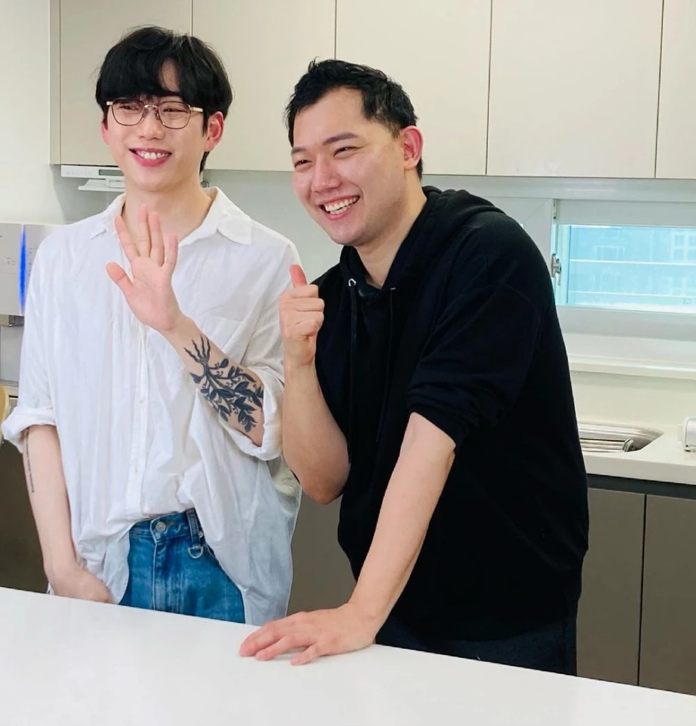 승우아빠가 10cm 권정열과 기념 사진을 찍고 있다. 기사와 무관한 사진. / 승우아빠 인스타그램