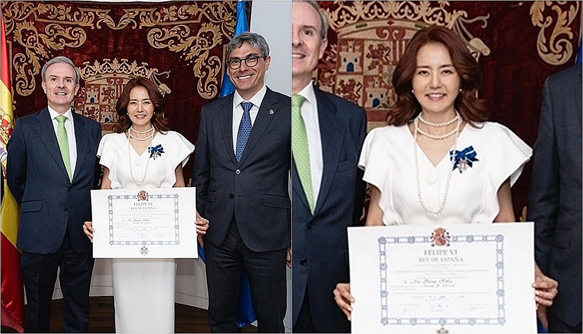서울 용산구 한남동 주한 스페인대사관에서 기예르모 키르크파트릭 주한 스페인 대사에게 '시민십자훈장' 수여 받는 손미나 / 이하 우쥬록스엔터테인먼트 제공