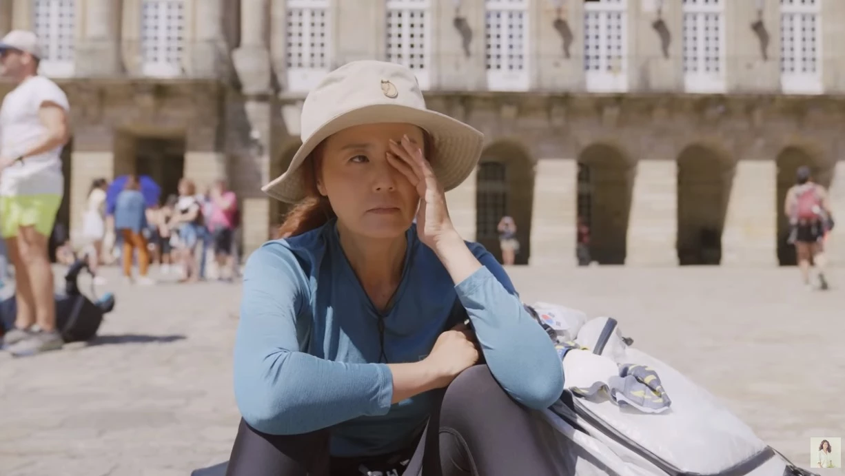 산티아고 순례길 완주하고 눈물 흘리는 손미나 / 유튜브 '손미나 Mina Sohn'