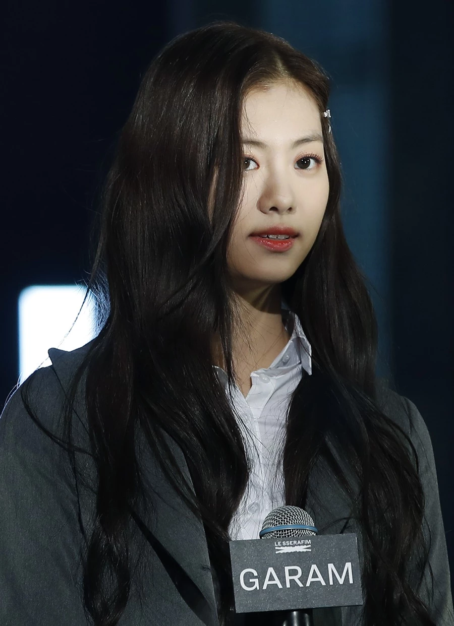 김가람이 지난해 5월 2일 서울 중구 장충체육관에서 열린 데뷔 앨범 ‘FEARLESS’ 미디어 시사회에서 취재진의 '학폭 논란'에 대한 질문을 듣고 있다. / 이하 뉴스1