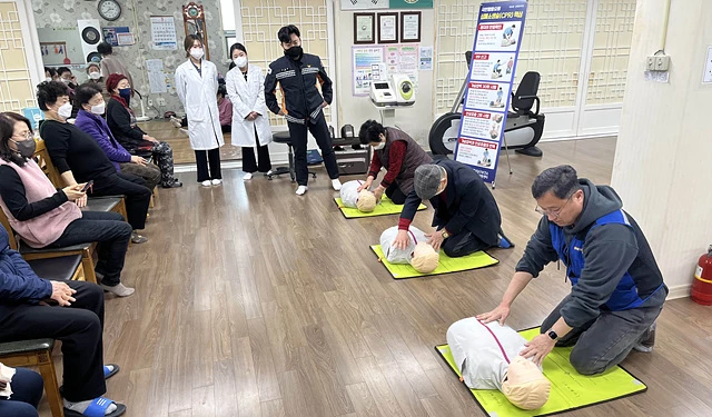 [포토]광주시 남구 주월건강생활지원센터, 경로당 어르신 심폐소생술 교육 실시