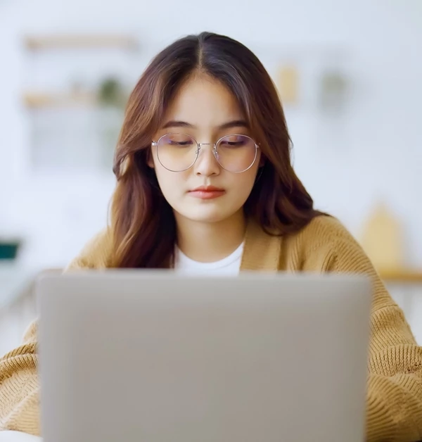 노트북 화면을 바라보고 있는 여성 /이하 Monster Ztudio-shutterstock.com