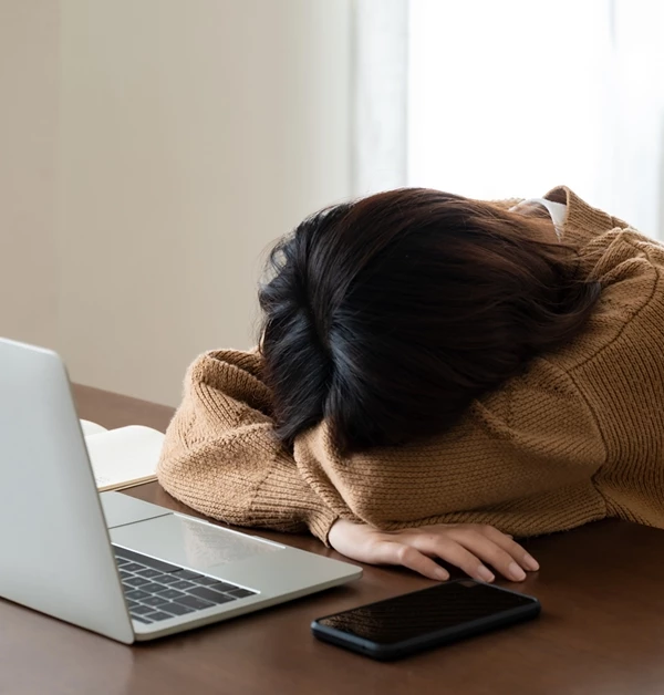 책상에 엎드린 여성. (참고 사진)