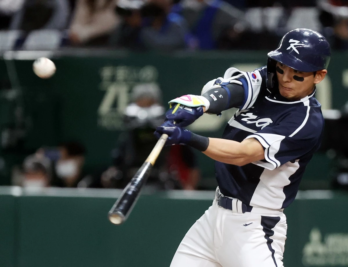 지난 10일 오후 일본 도쿄돔에서 열린 2023 월드베이스볼클래식(WBC) B조 1라운드 대한민국과 일본의 경기, 대표팀 이정후가 1회초 2사 힘차게 스윙하고 있다. / 뉴스1