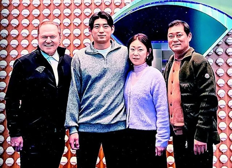 이정후가 보라스 코퍼레이션과 계약한 뒤 기념 촬영을 하고 있다. 왼쪽부터 스콧 보라스 대표, 이정후, 모친 정연희씨, 부친 이종범 LG 트윈스 코치. / 보리스 코퍼레이션 인스타그램