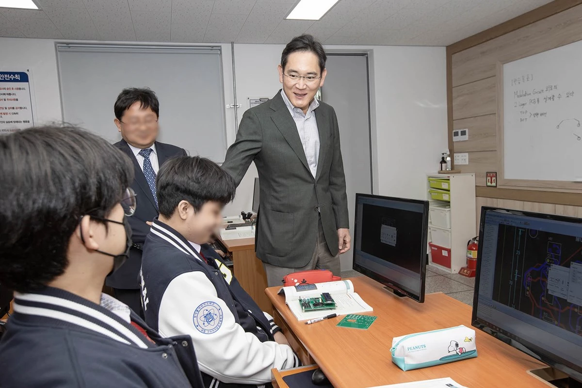 이재용 삼성전자 회장이 지난 7일 경북 구미시 구미전자공업고등학교를 방문했다. / 뉴스1