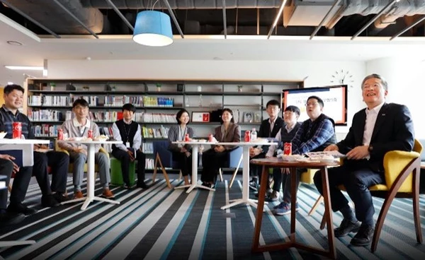 김종호 기술보증기금 이사장은 15일(수) 부산 본점 북카페에서 전사적 경영혁신 추진과 혁신문화 확산을 위해 ’23년도 제1차 혁신실무협의회’를 개최하고, ‘기보 혁신리더’들과 브라운백 미팅으로 소통 시간을 가졌다. / 사진제공=기보