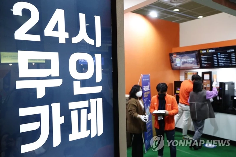 강남구 코엑스에서 열린 '2020 IFS 프랜차이즈 서울'을 찾은 예비창업자들이 24시 무인카페 부스를 둘러보고 있다. / 연합뉴스