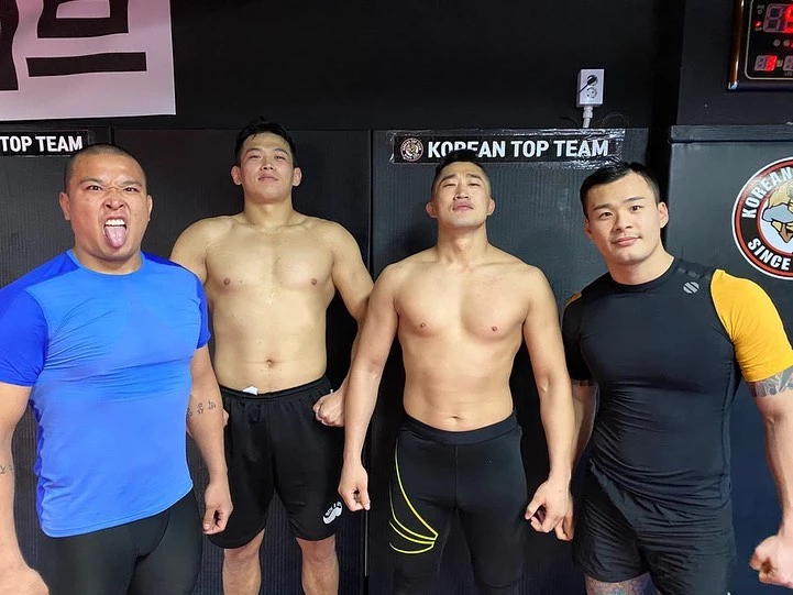 황인수(맨 오른쪽)와 스승 김동현 / 이하 황인수 인스타그램