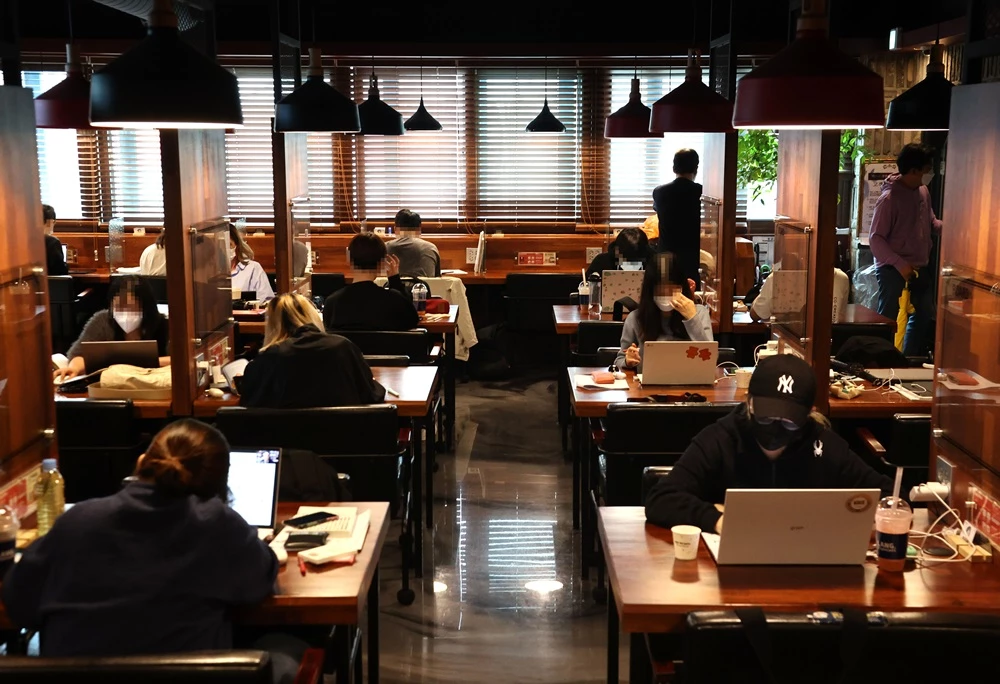 기사와 무관한 자료 사진입니다. 2021년 10월 15일 오후 서울의 한 스터디카페에 학생들이 공부를 하고 있다. / 연합뉴스