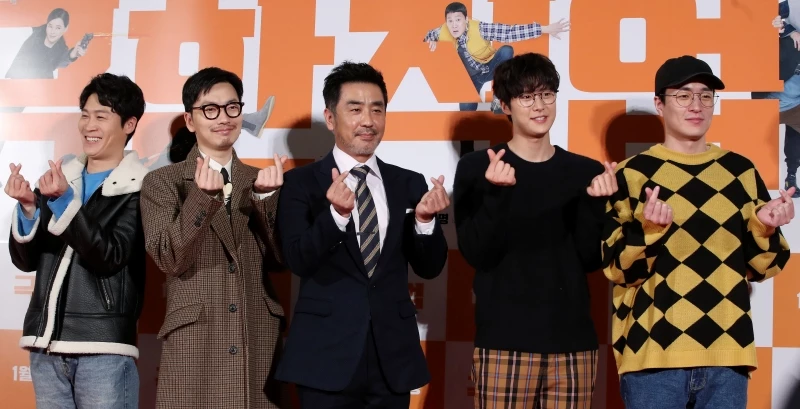 총 관객 1626만 명을 기록한 코미디 영화 '극한직업'은 이병헌 감독을 널리 알린 계기가 된 작품이다. (왼쪽부터) 배우 진선규, 이동휘, 류승룡, 공명, 영화감독 이병헌 / 연합뉴스