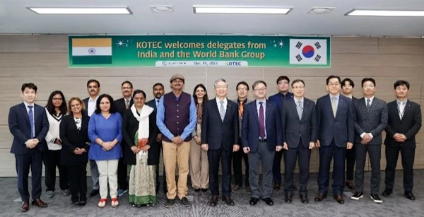 김종호 기술보증기금 이사장(앞줄 오른쪽 6번째)과 쿠마르 인도 중소기업부 차관보(앞줄 오른쪽 7번째) / 사진제공=기보