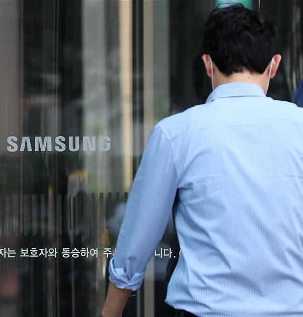 한 남성이 서울 삼성전자 서초 사옥에 들어가고 있다. (기사 내용과 무관한 참고 사진) /뉴스1