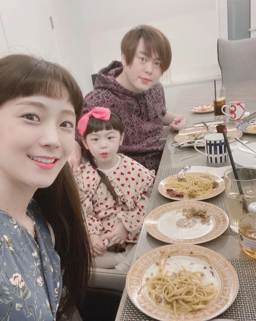 2017년 2월 결혼식을 올리고 부부의 연을 맺은 소율 문희준 부부와 딸
