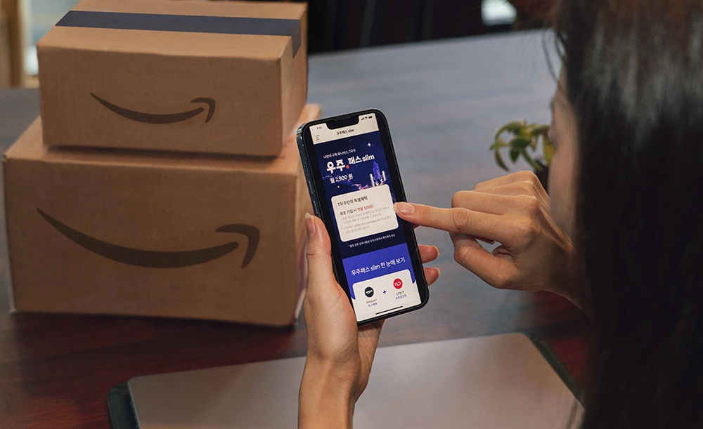 한 여성이 쇼핑몰에서 물건을 검색하는 모습을 담은 사진으로 기사와 직접적인 관련이 없다. / 뉴스1