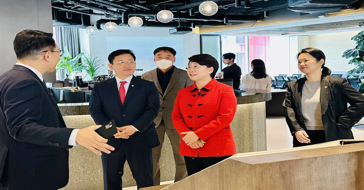 이달희 경북도 경제부지사가 20일  유한건강생활 본사를 방문하고 있다/경북도