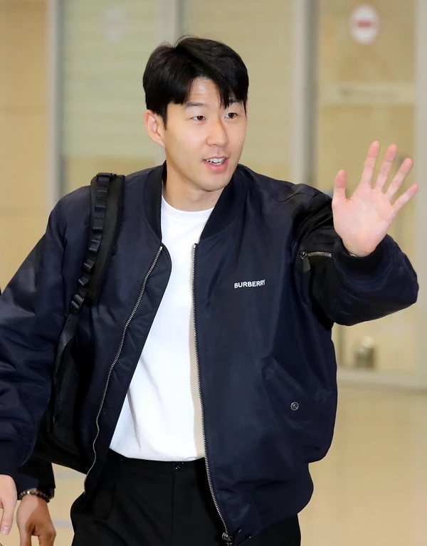 이하 손흥민이 콜롬비아-우루과이 A매치 평가전을 위해 20일 오후 인천국제공항을 통해 입국하고 있다. / 이하 뉴스 1