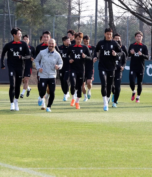 위르겐 클린스만 감독이 이끄는 축구 국가대표팀 선수들이 20일 오후 경기 파주트레이닝센터(NFC)에서 첫 소집훈련을 하고 있다. / 뉴스 1